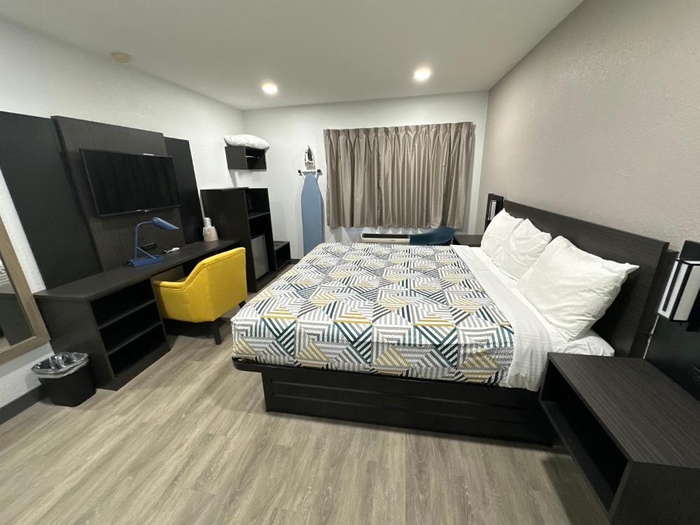 Deluxe King Room - Non-Smoking interior