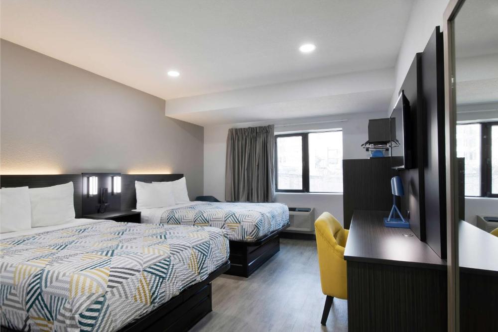 Deluxe Quadruple Room - Non-Smoking interior
